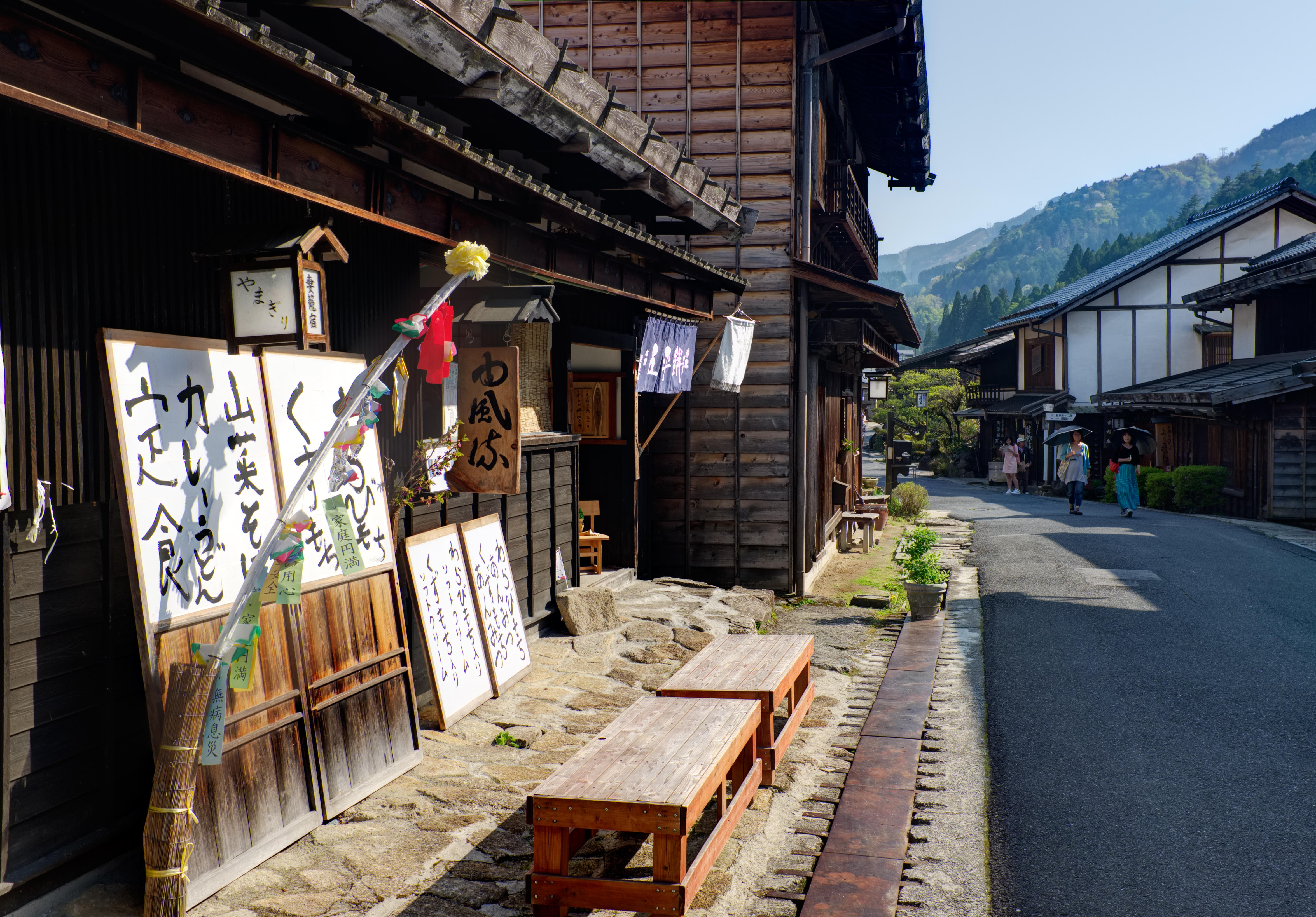 Con đường Nakasendo đi qua thị trấn bưu điện Tsumago-juku, Thung lũng Kiso, tỉnh Gifu, Nhật Bản