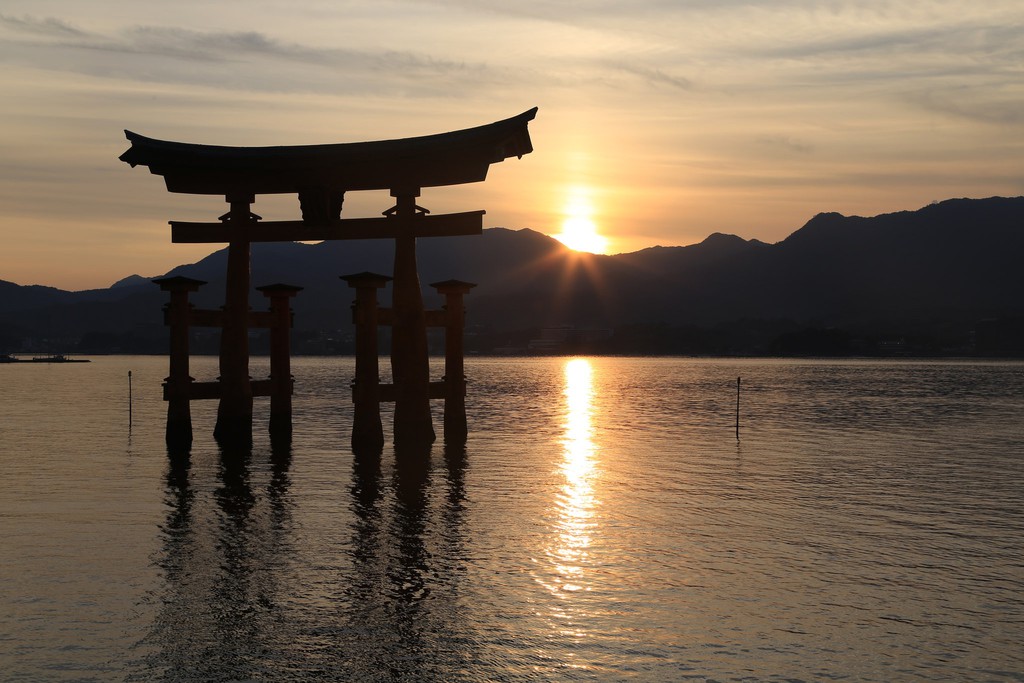 Hoàng hôn trên cánh cổng torii nổi tại Miyajima