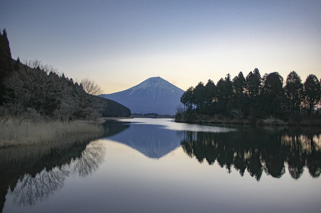 Núi Fuji nhìn từ hồ Tanuki ở quận Shizuoka vào mùa đông