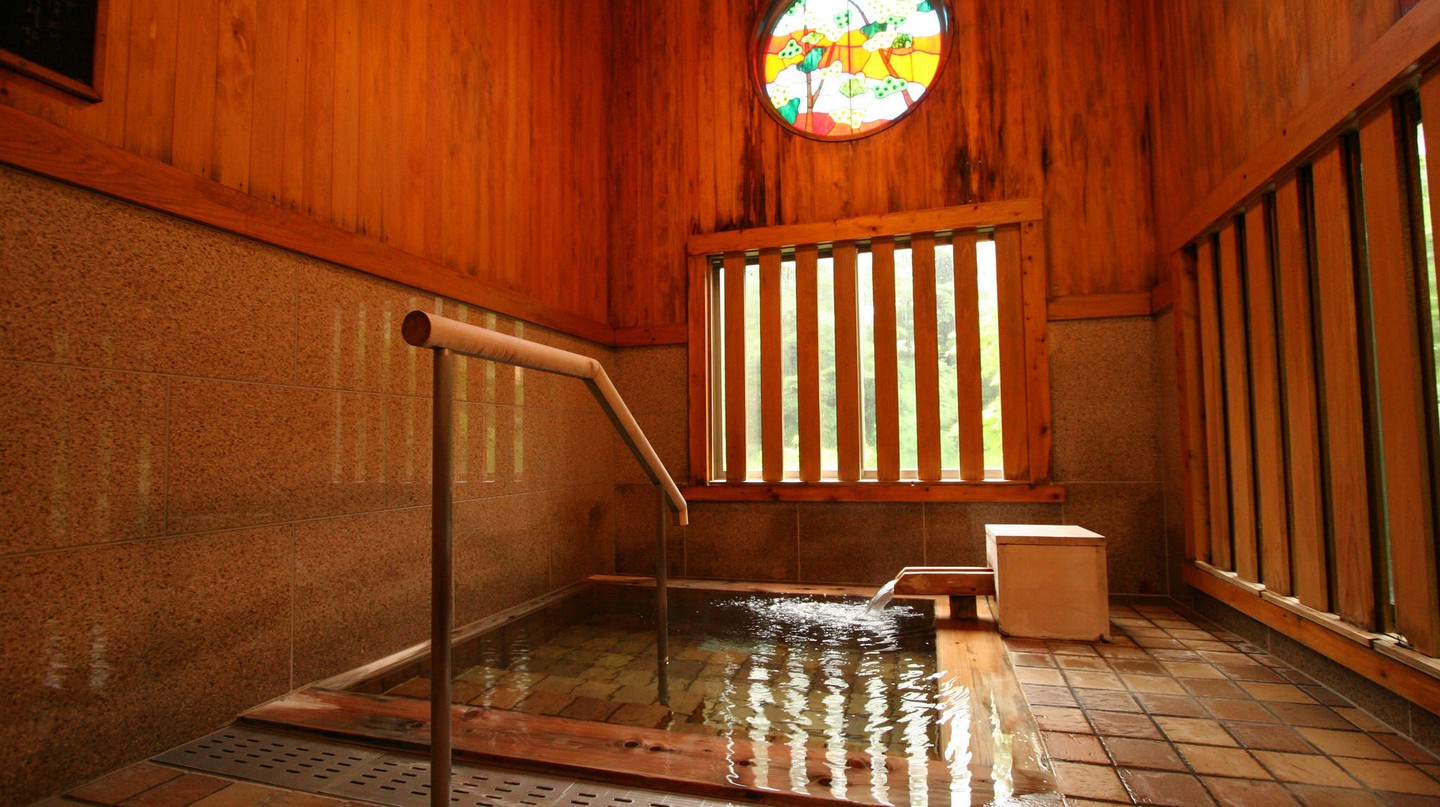 Thưởng thức ngâm mình lãng mạn trong bồn tắm 'onsen' riêng tư